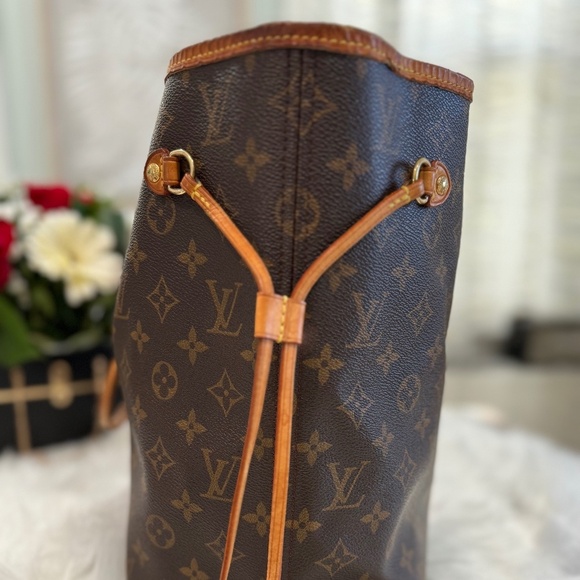 Louis Vuitton Neverfull MM - Picture 4 of 16